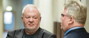 Ex-Hotelier Axel Hilpert (links) mit seinem Anwalt Matthias Schöneburg am 14.04.2016 im Landgericht in Frankfurt (Oder). 