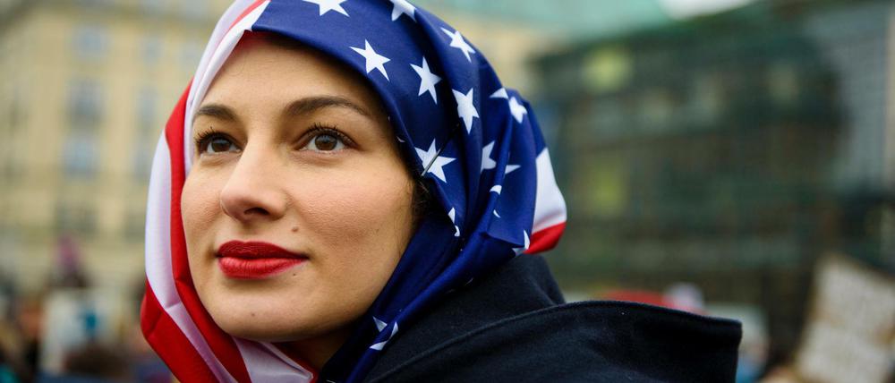 Eine Frau bei einer Anti-Trump-Demo in Berlin. Sie trägt ein Kopftuch. Eine Muslima? Möglich, aber nicht wichtig.