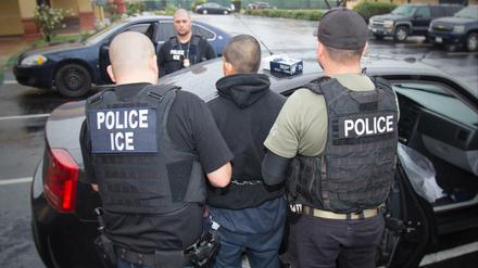 Polizisten der Einwanderungsbehörde ICE verhafteten in Los Angeles ausländische Staatsangehörige.