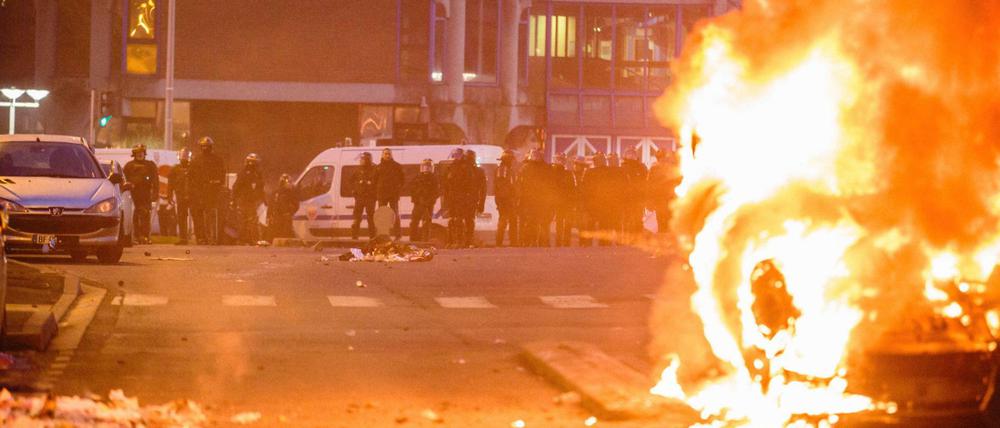 Ein Kind musste von Polizeikräften aus einem brennenden Auto gerettet werden.