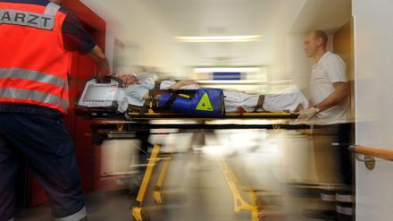 Ein Arzt im Noteinsatz. Um den Job attraktiver zu machen, will der Berufsgruppe jetzt die Sozialbeiträge ersparen.