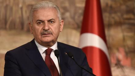Der türkische Ministerpräsident Binali Yildirim, hier auf einer Pressekonferenz am 10. Februar in Istanbul, wird vermutlich bei der Großveranstaltung vor in Deutschland lebenden Türken für Erdogans Verfassungsreformpläne werben - obwohl damit das Amt des Ministerpräsidenten abgeschafft würde. 