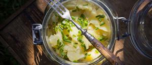 Den traditionellen Kartoffelsalat kann man auch mit Sahne, Senfmayonnaise und der Gravlax-Sauce zubereiten.