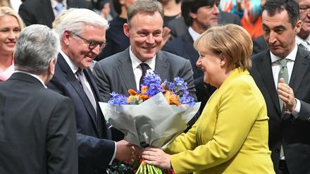 Blumen von der Kanzlerin: Frank-Walter Steinmeier.