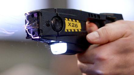 Das SEK hat bereits Taser, nun werden die Geräte auch von der Berliner Polizei getestet.