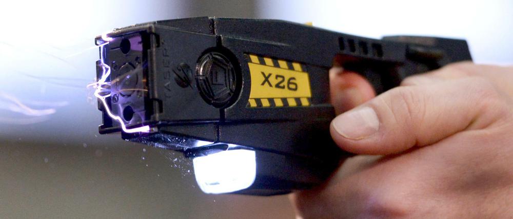 Das SEK hat bereits Taser, nun werden die Geräte auch von der Berliner Polizei getestet.