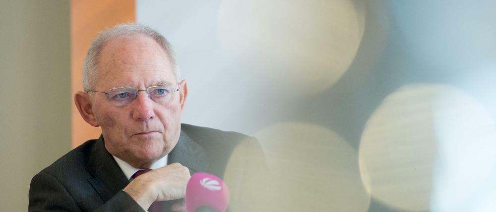 Bundesfinanzminister Wolfgang Schäuble (CDU, hier ein Foto vom 31. Januar) wirft dem SPD-Kanzlerkandidaten Schulz unter anderem dessen "Make Europa great again"-Spruch vor.