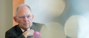 Bundesfinanzminister Wolfgang Schäuble (CDU, hier ein Foto vom 31. Januar) wirft dem SPD-Kanzlerkandidaten Schulz unter anderem dessen "Make Europa great again"-Spruch vor.