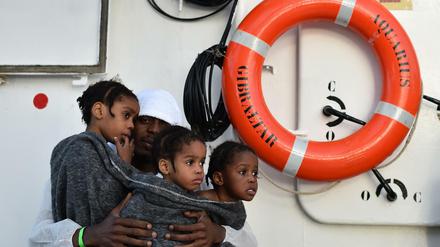 In Sicherheit. Ein Vater hält seine drei Töchter auf einem Rettungsschiff vor der libyschen Küste im Arm. 