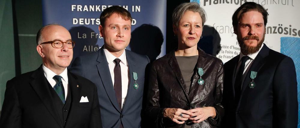 Der Schauspieler Daniel Brühl (rechts) posierte in der Französischen Botschaft zusammen mit seinem Schauspielkollegen Max Riemelt (zweiter von rechts) und dem französischen Premierminister Bernard Cazeneuve.