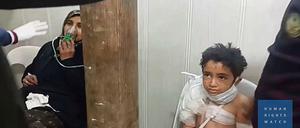 Nach einem mutmaßlichen Giftgasangriff in Aleppo verletzte Menschen sind auf diesem von Human Rights Watch verbreiteten Foto zu sehen.