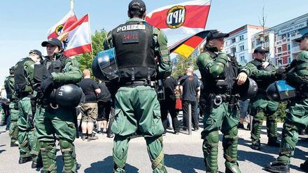 Unter Beobachtung. Die NPD und ihre Anhänger verfolgen verfassungsfeindliche Ziele, das hat das Bundesverfassungsgericht festgestellt.