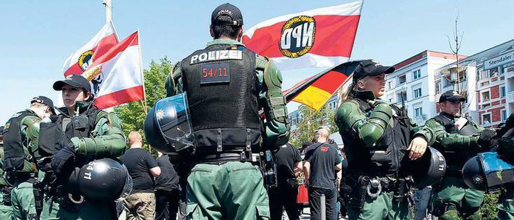 Unter Beobachtung. Die NPD und ihre Anhänger verfolgen verfassungsfeindliche Ziele, das hat das Bundesverfassungsgericht festgestellt.
