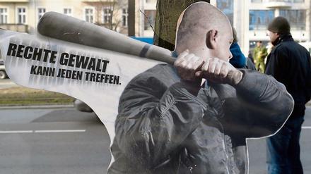 «Rechte Gewalt kann jeden treffen» steht auf einem Aufsteller geschrieben. 