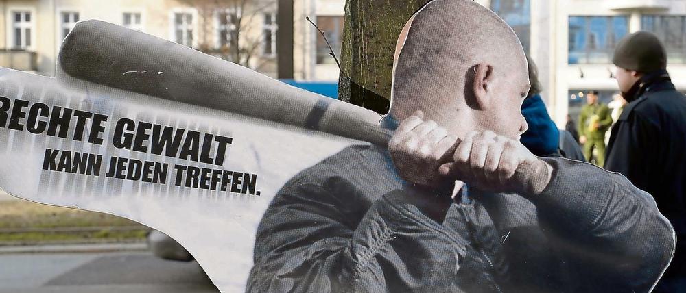 «Rechte Gewalt kann jeden treffen» steht auf einem Aufsteller geschrieben. 