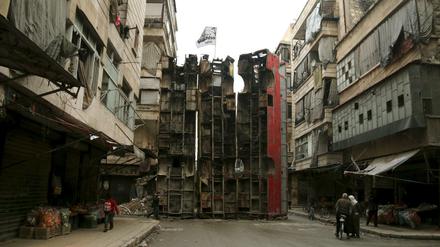 Diese Aufnahme aus Aleppo aus dem Jahr 2015 zeigt die Barrikade mit der Flagge der islamistischen Gruppe Ahrar ash-Sham.
