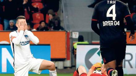 Augen zu und... Vedad Ibisevic vergab in Leverkusen die Chance zum möglichen Ausgleich. Torwart Bernd Leno hielt den Ball aus Nahdistanz. Foto: Wolfgang Rattay/Reuters