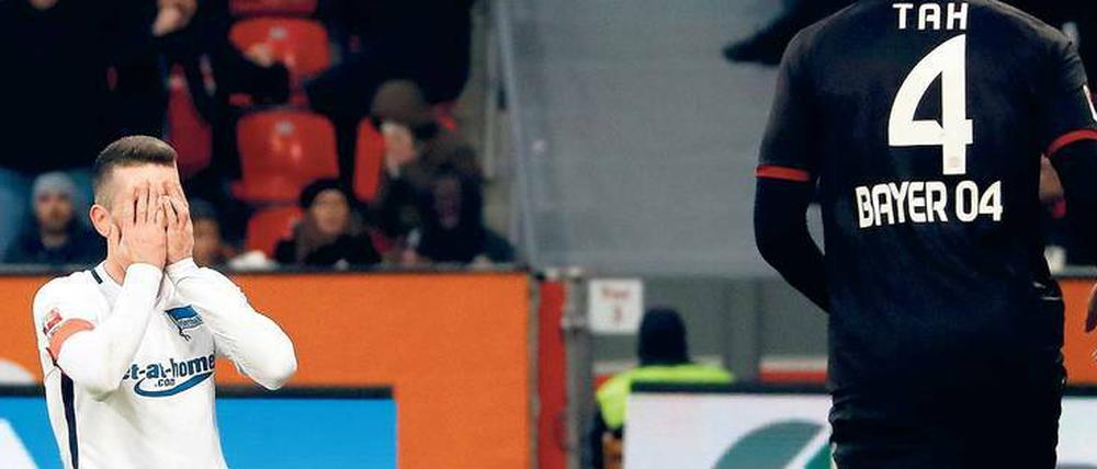 Augen zu und... Vedad Ibisevic vergab in Leverkusen die Chance zum möglichen Ausgleich. Torwart Bernd Leno hielt den Ball aus Nahdistanz. Foto: Wolfgang Rattay/Reuters