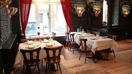 Dunkle Wände, festlich-weiße Tischwäsche, gemütliche Atmosphäre - und hervorragende Küche: das Richwater & Mitchell in Moabit.