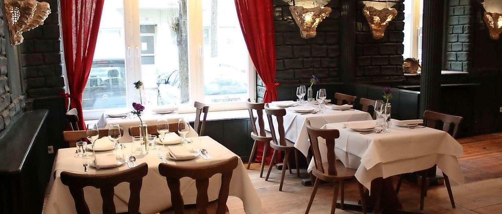 Dunkle Wände, festlich-weiße Tischwäsche, gemütliche Atmosphäre - und hervorragende Küche: das Richwater & Mitchell in Moabit.