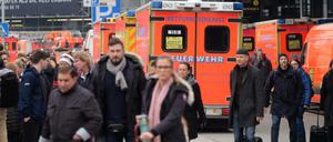 Reisende und Rettungswagen vor den Terminals des Hamburger Flughafens.