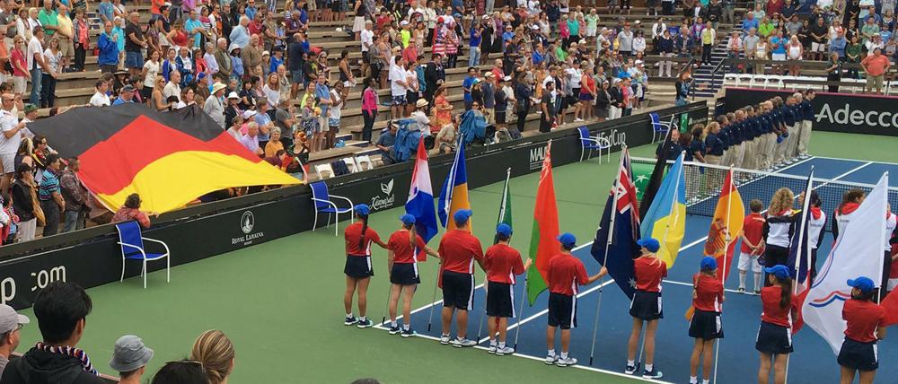 Richtige Fahne, falscher Text. Der Sänger auf dem Center Court stimmte die erste Strophe des Deutschlandliedes an.