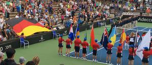 Richtige Fahne, falscher Text. Der Sänger auf dem Center Court stimmte die erste Strophe des Deutschlandliedes an.
