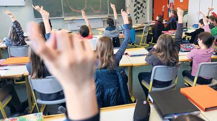 Finger hoch. Spannende Themen machen Spaß. Aber Lehrermangel und Raumnot vermiesen oft den Unterricht.