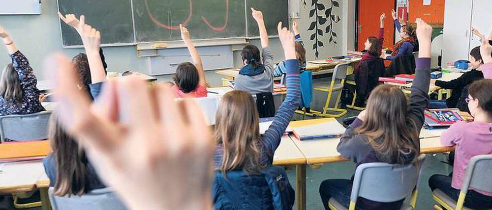 Finger hoch. Spannende Themen machen Spaß. Aber Lehrermangel und Raumnot vermiesen oft den Unterricht.