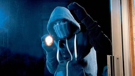 Rollläden schützen vor Wärmeverlusten und neugierigen Blicken. Vor Einbrechern schützen sie nur, wenn sie sich nicht einfach hochschieben lassen. 