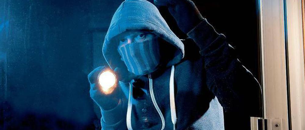 Rollläden schützen vor Wärmeverlusten und neugierigen Blicken. Vor Einbrechern schützen sie nur, wenn sie sich nicht einfach hochschieben lassen.