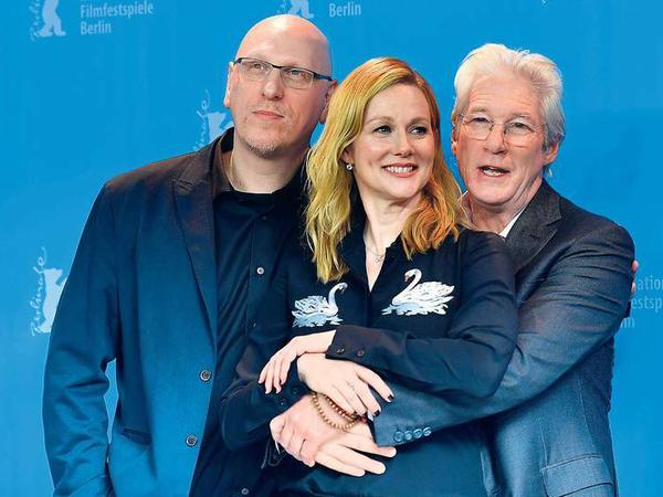 Regisseur Oren Moverman, Laura Linney und Richard Gere kuscheln.