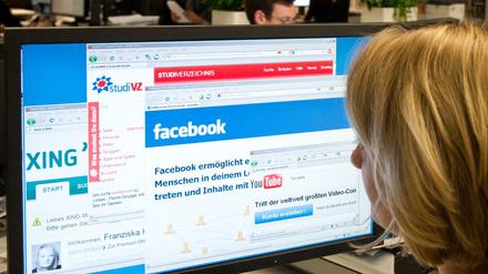In vielen Büros surfen die Mitarbeiter nebenher auf Xing, Twitter oder Facebook - selten zur Freude des Chefs. 