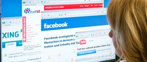 In vielen Büros surfen die Mitarbeiter nebenher auf Xing, Twitter oder Facebook - selten zur Freude des Chefs. 