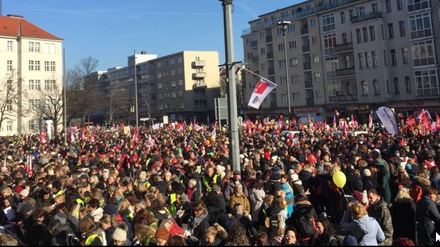 Hunderte sind jetzt am Rathaus Schöneberg.