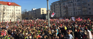 Hunderte sind jetzt am Rathaus Schöneberg.