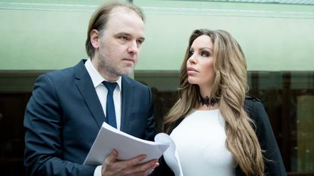 Beide bezogen Prügel vom Richter. Gina-Lisa Lohfink und ihr Anwalt Burkhard Benecken am Freitag im Kammergericht. 