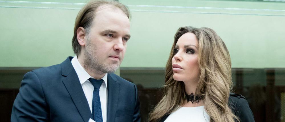 Beide bezogen Prügel vom Richter. Gina-Lisa Lohfink und ihr Anwalt Burkhard Benecken am Freitag im Kammergericht.