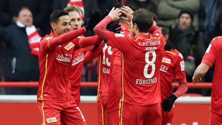 Gemeinsame Sache: Unions Spieler freuen sich über das zwischenzeitliche 2:1. 