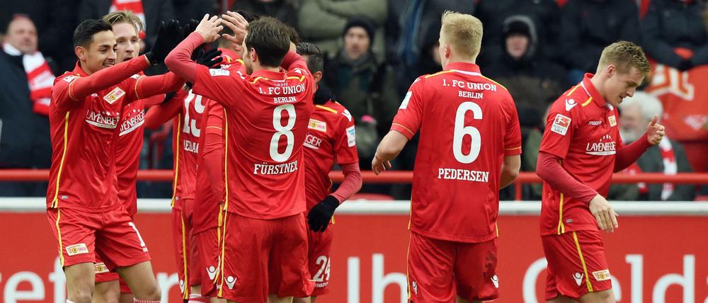Gemeinsame Sache: Unions Spieler freuen sich über das zwischenzeitliche 2:1. 