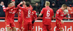 Gemeinsame Sache: Unions Spieler freuen sich über das zwischenzeitliche 2:1.