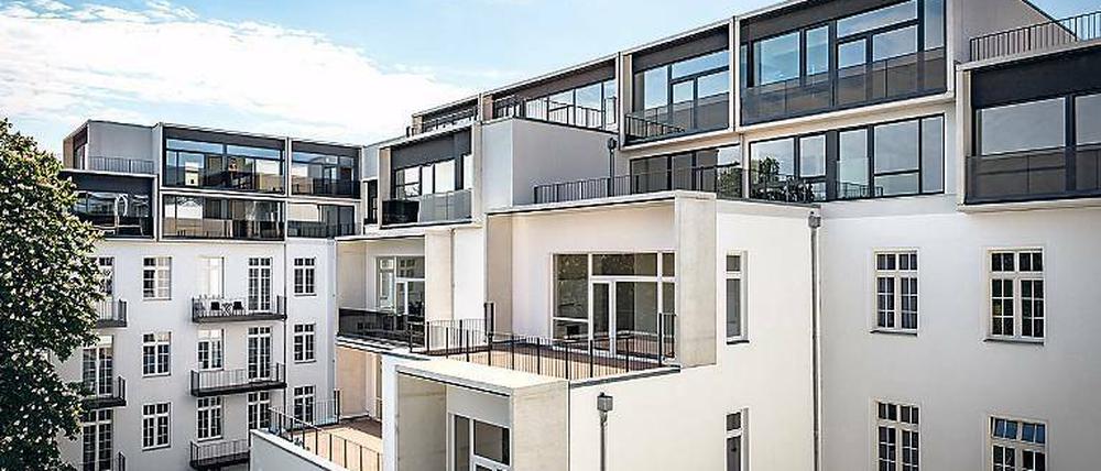 Paragon Apartments. Das Dach wurde vom Altbau abgenommen und durch zwei neue Stockwerke ersetzt. 