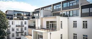 Paragon Apartments. Das Dach wurde vom Altbau abgenommen und durch zwei neue Stockwerke ersetzt. 
