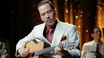 Der Schauspieler Reda Kateb in der Rolle als Django Reinhardt - eine Szene des Films "Django".