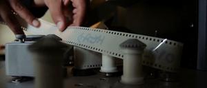 Ein Bild aus der Anfangssequenz von „Off Frame AKA Revolution Until Victory“.