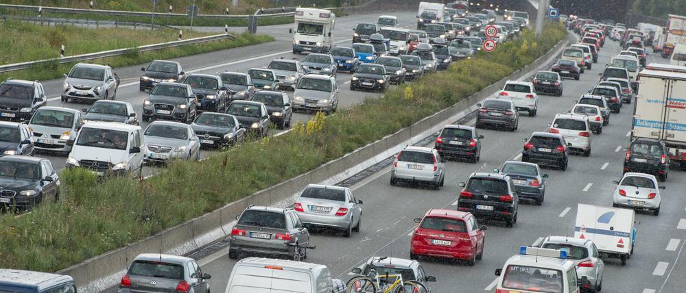 Auf einer stark befahrenen Autobahn kann ein außer Kontrolle geratenes Fahrzeug schwere Unfälle heraufbeschwören. 