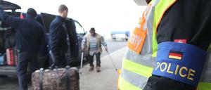 Polizisten begleiten abgelehnte Asylbewerber auf dem Flughafen Leipzig-Halle. 