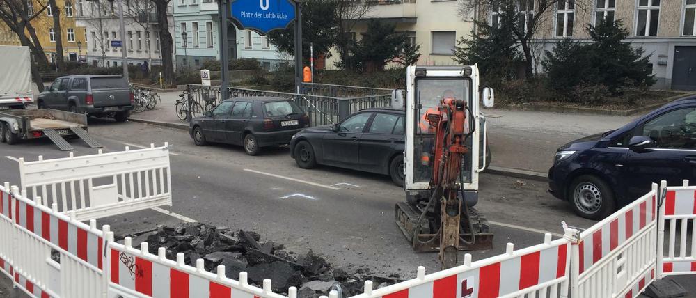 Nichts geht mehr: Hier ist die Fahrbahn abgesackt.