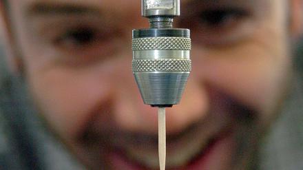 Forschung: Ein Mitarbeiter der Forschungsabteilung des Fahrradreifenherstellers Schwalbe testet einen Reifen auf seine Widerstandskraft gegen spitze Gegenstände.