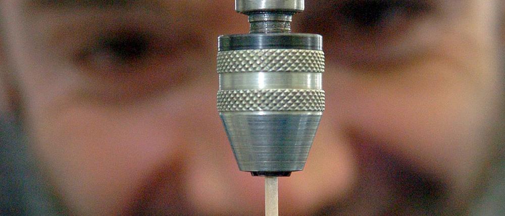 Forschung: Ein Mitarbeiter der Forschungsabteilung des Fahrradreifenherstellers Schwalbe testet einen Reifen auf seine Widerstandskraft gegen spitze Gegenstände.